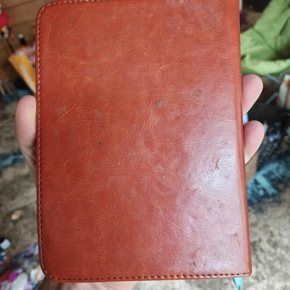 Kindle Paperwhite 12th Generation Leather Case w/ 128GB drive with Books Bundle - Picture 9 of 9